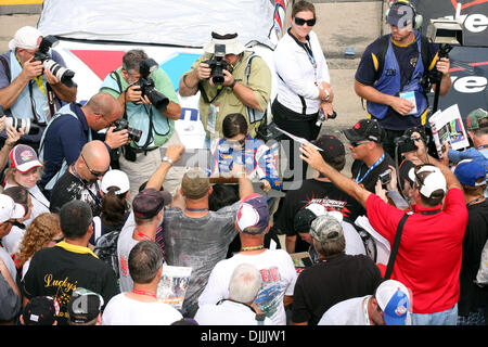 14 août 2010 - Brooklyn, Michigan, États-Unis d'Amérique - 14 août 2010 : Danica Patrick (au centre) est entouré par les fans et les photographes avant d'être admissibles à la Michigan International Speedway à Brooklyn, Michigan..Crédit obligatoire : Alan Ashley / Southcreek Global (Image Crédit : © Southcreek/ZUMApress.com) mondial Banque D'Images