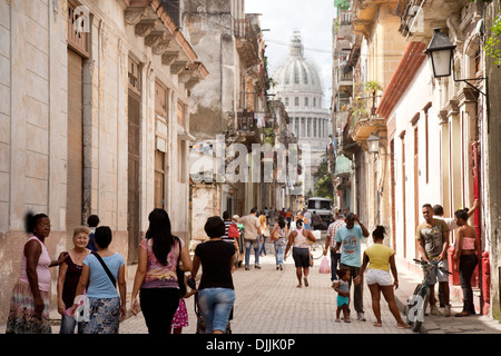 La Havane Cuba street scene, Brasil rue avec le chapitre en arrière-plan, La Havane, Cuba Caraïbes, Amérique Latine Banque D'Images