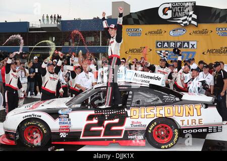 14 août 2010 - Brooklyn, Michigan, États-Unis d'Amérique - 14 août 2010 : Brad Keselowski pilote national célèbre après avoir remporté la voiture Fax 250 au Michigan International Speedway à Brooklyn, Michigan. Crédit obligatoire : Rey Del Rio / Southcreek Global (Image Crédit : Â© Southcreek/ZUMApress.com) mondial Banque D'Images