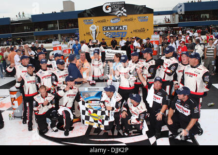 14 août 2010 - Brooklyn, Michigan, États-Unis d'Amérique - 14 août 2010 : Brad Keselowski pilote national célèbre après avoir remporté la voiture Fax 250 au Michigan International Speedway à Brooklyn, Michigan. Crédit obligatoire : Rey Del Rio / Southcreek Global (Image Crédit : © Southcreek/ZUMApress.com) mondial Banque D'Images