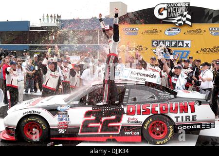 14 août 2010 - Brooklyn, Michigan, États-Unis d'Amérique - 14 août 2010 : Brad Keselowski pilote national célèbre après avoir remporté la voiture Fax 250 au Michigan International Speedway à Brooklyn, Michigan. Crédit obligatoire : Rey Del Rio / Southcreek Global (Image Crédit : Â© Southcreek/ZUMApress.com) mondial Banque D'Images