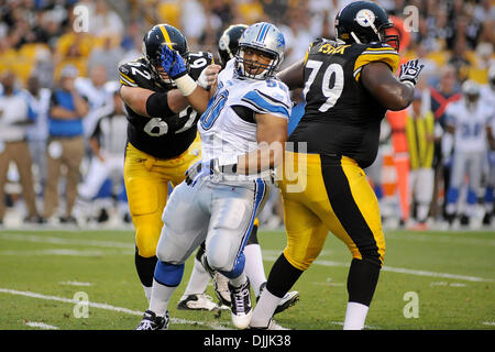 14 août 2010 - Pittsburgh, Pennsylvanie, États-Unis d'Amérique - 14 août, 2010 : Detroit Lions attaquer NDAMUKONG SUH défensives des (90) obtenir après Pittsburgh Steelers' centre JUSTIN HARTWIG (62) et autour de Pittsburgh Steelers' guard TRAI ESSEX (79) dans le premier trimestre, les Pittsburgh Steelers prendre sur le Detroit Lions dans leur premier match pré-saison de la saison NFL 2010 à Hein Banque D'Images