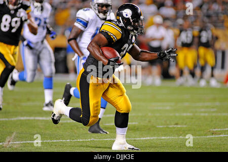 14 août 2010 - Pittsburgh, Pennsylvanie, États-Unis d'Amérique - 14 août, 2010 : Pittsburgh Steelers' d'utiliser de nouveau ISAAC REDMAN (33) porte le ballon sur champ dans le deuxième trimestre,comme le Pittsburgh Steelers prendre sur le Detroit Lions dans leur premier match pré-saison de la saison NFL 2010 de Heinz Field de Pittsburgh, PA..CRÉDIT OBLIGATOIRE : DEAN BEATTIE / SOUTHCREEK GLOBAL (Cr Banque D'Images