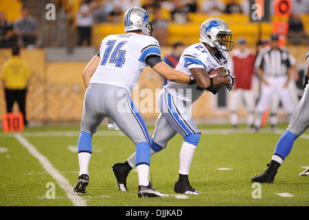 14 août 2010 - Pittsburgh, Pennsylvanie, États-Unis d'Amérique - 14 août, 2010 : Detroit Lions' quarterback SHAUN HILL (14) rend le transfert au Detroit Lions' d'utiliser de nouveau DEDE DORSEY (27) dans le deuxième trimestre, les Pittsburgh Steelers prendre sur le Detroit Lions dans leur premier match pré-saison de la saison NFL 2010 de Heinz Field de Pittsburgh, PA..CRÉDIT OBLIGATOIRE : DEAN ÊTRE Banque D'Images