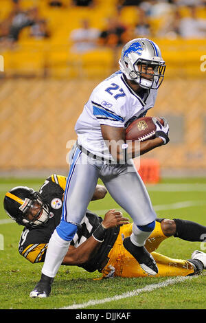 14 août 2010 - Pittsburgh, Pennsylvanie, États-Unis d'Amérique - 14 août, 2010 : Detroit Lions' d'utiliser de nouveau DEDE DORSEY (27) casse les attaquer de Pittsburgh Steelers' gratuit à la RYAN MUNDY (29) dans le deuxième trimestre positif pour que le parcage Pittsburgh Steelers prendre sur le Detroit Lions dans leur premier match pré-saison de la saison NFL 2010 de Heinz Field de Pittsburgh, Banque D'Images