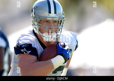 14 août 2010 - Oxnard, Californie, États-Unis d'Amérique - Aug 14, 2010 Dallas Cowboys : tight end JASON WHITTEN (# 82) s'exécute avec la balle, au cours de la première journée de pratiques pré-saison à Oxnard, Californie .crédit obligatoire : Tony Leon / Southcreek Global (Image Crédit : Â© Southcreek/ZUMApress.com) mondial Banque D'Images