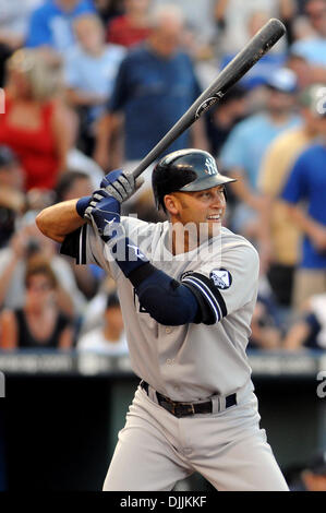 14 août 2010 - Kansas City, Missouri, États-Unis d'Amérique - 14 août, 2010 : New York Yankees l'arrêt-court DEREK JETER (2) chauves-souris contre les Royals de Kansas City à Kauffman Stadium de Kansas City, Missouri. Les Yankees mènent les Royals 6-3 au huitième..Crédit obligatoire : Dak Dillon / Southcreek Global (Image Crédit : © Southcreek/ZUMApress.com) mondial Banque D'Images