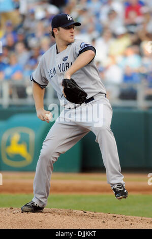 14 août 2010 - Kansas City, Missouri, États-Unis d'Amérique - 14 août, 2010 : New York Yankees à partir lanceur PHIL HUGHES (65) emplacements contre les Kansas City Royals au Kauffman Stadium de Kansas City, Missouri. Les Yankees battre les Royals 8-3. Crédit obligatoire : Dak Dillon / Southcreek Global (Image Crédit : © Southcreek/ZUMApress.com) mondial Banque D'Images