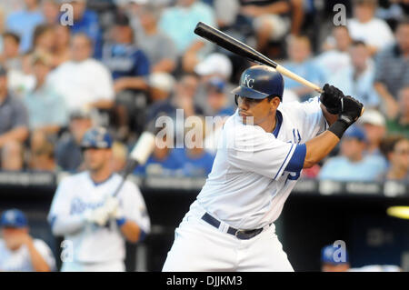 14 août 2010 - Kansas City, Missouri, États-Unis d'Amérique - 14 août 2010 : Le joueur de premier but des Royals de Kansas City, KILA KA'AIHUE (25) bats contre les Yankees de New York au Kauffman Stadium de Kansas City, Missouri. Les Yankees battre les Royals 8-3..Crédit obligatoire : Dak Dillon / Southcreek Global (Image Crédit : © Southcreek/ZUMApress.com) mondial Banque D'Images