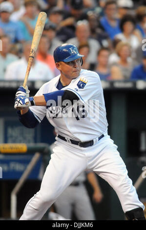 14 août 2010 - Kansas City, Missouri, États-Unis d'Amérique - 14 août 2010 : Le joueur de premier but des Royals de Kansas City, BILLY BUTLEY (16) bats contre les Yankees de New York au Kauffman Stadium de Kansas City, Missouri. Les Yankees mènent les Royals 6-3 au huitième..Crédit obligatoire : Dak Dillon / Southcreek Global (Image Crédit : © Southcreek/ZUMApress.com) mondial Banque D'Images