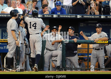 14 août 2010 - Kansas City, Missouri, États-Unis d'Amérique - 14 août, 2010 : New York Yankees champ centre Curtis Granderson (14) est congradulated par ses coéquipiers après avoir frappé un home run à Kauffman Stadium de Kansas City, Missouri. Les Yankees battre les Royals 8-3.Crédit obligatoire : Dak Dillon / Southcreek Global (Image Crédit : © Southcreek/ZUMApress.com) mondial Banque D'Images