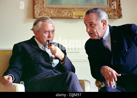 Le président américain Lyndon B. Johnson rencontre le Premier Ministre britannique Harold Wilson à la Maison Blanche le 29 juillet 1966 à Washington, DC. Banque D'Images