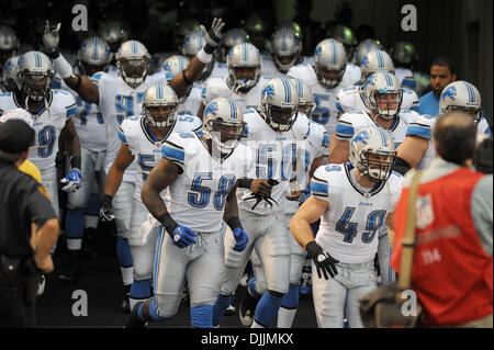 14 août 2010 - Pittsburgh, Pennsylvanie, États-Unis d'Amérique - 14 août 2010 : Le Detroit Lions font leur chemin sur le terrain pour le début de partie qu'ils prennent en charge les Pittsburgh Steelers dans leur premier match pré-saison de la saison NFL 2010 de Heinz Field de Pittsburgh, PA..CRÉDIT OBLIGATOIRE : DEAN BEATTIE / SOUTHCREEK GLOBAL (Image Crédit : © Southcreek/ZUMApress.com) mondial Banque D'Images