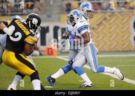 14 août 2010 - Pittsburgh, Pennsylvanie, États-Unis d'Amérique - 14 août, 2010 : Detroit Lions' quarterback MATTHEW STAFFORD (9) permet le transfert au Detroit Lions' lancé retour JAHVID BEST (44) au premier trimestre, offensive des Steelers de Pittsburgh linebacker JAMES HARRISON (92) est conservé à l'extérieur par la ligne offensive des Lions comme le Pittsburgh Steelers prendre sur la Detroi Banque D'Images