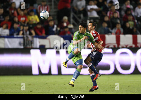 14 août 2010 - Carson, Californie, États-Unis d'Amérique - 14 août 2010 : Seattle Sounders FC avant (# 17) FREDY MONTERO (L) et Chivas USA defender (# 13) JONATHAN BORNSTEIN (R) en action pendant la Chivas USA vs Seattle Sounders match au Home Depot Center de Carson, en Californie. Les Sounders a tie Chivas USA avec un score final de 0-0. Crédit obligatoire : Par Brandon Banque D'Images