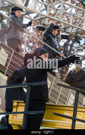 New York, USA. 28 novembre 2013. Tyler Hubbard de Floride Géorgie en ligne la guitare Gibson flotter dans le 87e rapport annuel de Macy's Thanksgiving Day Parade. Crédit : Jennifer Booher/Alamy Live News Banque D'Images