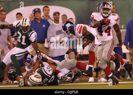 16 août 2010 - Rutherford, New Jersey, États-Unis d'Amérique - Août 16, 2010 : New York Giants running back AHMAD BRADSHAW (# 44) brise. New York Jets conduire les Giants de New York 13-10 à la demie, à jouer au cours de la pré-saison match joué au stade de New Meadowlands Rutherford, New Jersey. Crédit obligatoire : Anthony Gruppuso / Southcreek Global. (Crédit Image : © Sou Banque D'Images