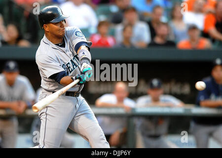 16 août 2010 - Baltimore, Maryland, États-Unis d'Amérique - 16 août 2010 : Seattle Mariners de troisième but Jose Lopez (4) balançoires à un intervalle au cours de la première manche du match de lundi soir contre les Orioles de Baltimore à Camden Yards de Baltimore, MD. Score à égalité à trois à sept manches...crédit obligatoire : Russell Tracy / Southcreek Global (Image Crédit : Â© Southcreek Glo Banque D'Images
