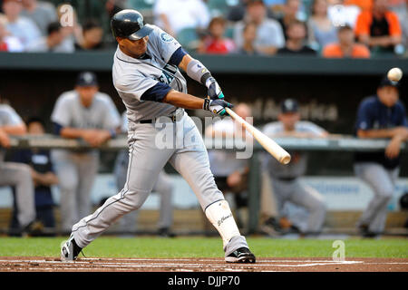 16 août 2010 - Baltimore, Maryland, États-Unis d'Amérique - 16 août 2010 : Seattle Mariners de troisième but Jose Lopez (4) rend un coup sûr au champ droit pendant la première manche de la partie lundi soir contre les Orioles de Baltimore à Camden Yards de Baltimore, MD. Score à égalité à trois à sept manches...crédit obligatoire : Russell Tracy / Southcreek Global (Image Crédit : Â© Banque D'Images