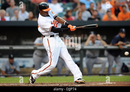16 août 2010 - Baltimore, Maryland, États-Unis d'Amérique - 16 août 2010 : Baltimore Orioles champ centre Adam Jones (10) hits un seul vers la gauche pendant la première manche de la partie lundi soir contre les Mariners de Seattle à Camden Yards de Baltimore, MD. Score à égalité à trois à sept manches...crédit obligatoire : Russell Tracy / Southcreek Global (Image Crédit : Â© Southcre Banque D'Images