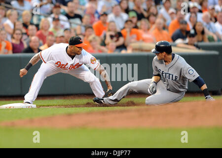 16 août 2010 - Baltimore, Maryland, États-Unis d'Amérique - 16 août 2010 : le voltigeur des Mariners de Seattle Michael Saunders (55) glisse en toute sécurité dans la troisième base passé Baltimore Orioles de troisième but Josh Bell (25) au cours de la deuxième manche de la partie lundi soir à Camden Yards de Baltimore, MD. Score à égalité à trois à sept manches...crédit obligatoire : Russell Tracy / Southcree Banque D'Images