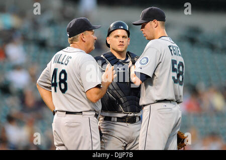 16 août 2010 - Baltimore, Maryland, États-Unis d'Amérique - 16 août 2010 : Seattle Mariners l'entraîneur des lanceurs Carl Willis (48) parle de lanceur partant Doug Fister (58) et catcher Adam Moore (10) après Fister a abandonné deux points au cours de la deuxième manche de la partie lundi soir contre les Orioles de Baltimore à Camden Yards de Baltimore, MD. Score à égalité à trois à neuf manches. Banque D'Images