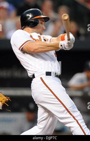 16 août 2010 - Baltimore, Maryland, États-Unis d'Amérique - 16 août 2010 : frappeur désigné Des Orioles de Baltimore, Luke Scott (30) pivote à un lancer au cours de la deuxième manche de la partie lundi soir contre les Mariners de Seattle à Camden Yards de Baltimore, MD. Score à égalité à trois à neuf manches...crédit obligatoire : Russell Tracy / Southcreek Global (Image Crédit : Â© Southcree Banque D'Images