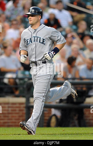 16 août 2010 - Baltimore, Maryland, États-Unis d'Amérique - 16 août 2010 : Seattle Mariners Russell Branyan frappeur désigné (30) chefs d'accueil après avoir frappé un coup de circuit lors de la troisième manche du match de lundi soir contre les Orioles de Baltimore à Camden Yards de Baltimore, MD. Score à égalité à trois à neuf manches...crédit obligatoire : Russell Tracy / Southcreek Global (C Banque D'Images