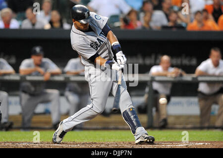 16 août 2010 - Baltimore, Maryland, États-Unis d'Amérique - 16 août 2010 : Seattle Mariners champ centre Franklin Gutierrez (21) pivote à un lancer au cours de la troisième manche du match de lundi soir contre les Orioles de Baltimore à Camden Yards de Baltimore, MD. Score à égalité à trois à neuf manches...crédit obligatoire : Russell Tracy / Southcreek Global (Image Crédit : Â© au Sud Banque D'Images
