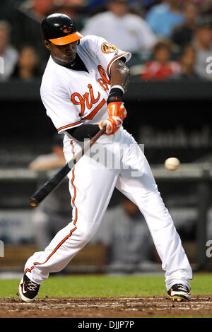 16 août 2010 - Baltimore, Maryland, États-Unis d'Amérique - 16 août 2010 : Baltimore Orioles champ centre Adam Jones (10) pivote à un lancer au cours de la troisième manche du match de lundi soir contre les Mariners de Seattle à Camden Yards de Baltimore, MD. Score à égalité à trois à neuf manches...crédit obligatoire : Russell Tracy / Southcreek Global (Image Crédit : Â© Southcreek Gl Banque D'Images