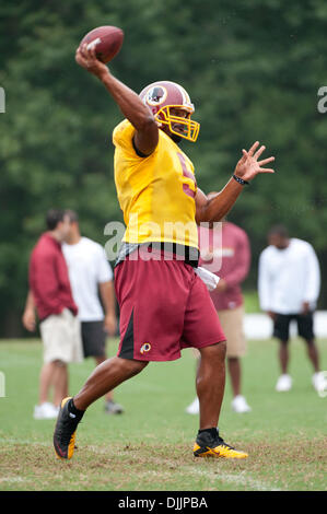 16 août 2010 - Ashburn, Virginie, USA - 16 août 2010 : le quart-arrière Donovan MCNABB Redskins de Washington (# 5) passe le ballon pendant au parc Redskins exercices à Ashburn, en Virginie. Crédit obligatoire : Rassi Bornéo / Southcreek Global (Image Crédit : © Southcreek/ZUMApress.com) mondial Banque D'Images