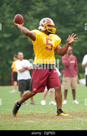 16 août 2010 - Ashburn, Virginie, USA - 16 août 2010 : le quart-arrière Donovan MCNABB Redskins de Washington (# 5) passe le ballon pendant au parc Redskins exercices à Ashburn, en Virginie. Crédit obligatoire : Rassi Bornéo / Southcreek Global (Image Crédit : © Southcreek/ZUMApress.com) mondial Banque D'Images