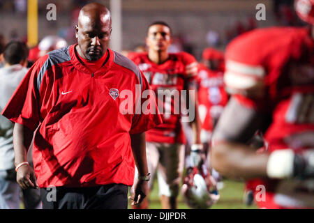 17 août 2010 - Albuquerque, New Mexico, United States of America - Université du Nouveau Mexique l'entraîneur-chef Mike Locksley a fait baisser la tête lorsque dirigé au vestiaire après avoir perdu pour les Raiders. Les raiders Texas Tech a défait l'Université du Nouveau Mexique 52-17 à l'Université du Nouveau Mexique Stadium à Albuquerque, Nouveau Mexique. (Crédit Image : © Southcreek Long Nuygen/global/ZUMApress. Banque D'Images
