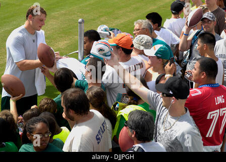 17 août 2010 - Davie, FL - Florida, USA - Etats-Unis - fl-dauphins-camp-081710g......Davie, Fl......Dolphin quarterback Chad Pennington, signe des autographes pour les fans après le camp d'entraînement. Susan Stocker, Sun Sentinel (crédit Image : © Sun-Sentinel/ZUMApress.com) Banque D'Images