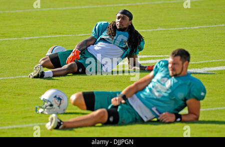 17 août 2010 - Davie, FL - Florida, USA - Etats-Unis - fl-dauphins-camp-081710e......Davie, Fl......Chris Clemons sécurité Dolphin s'étend avec ses coéquipiers au camp d'entraînement. Susan Stocker, Sun Sentinel (crédit Image : © Sun-Sentinel/ZUMApress.com) Banque D'Images