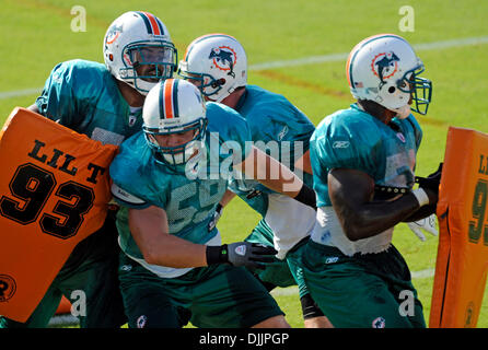 17 août 2010 - Davie, FL - Florida, USA - Etats-Unis - fl-dauphins-camp-081710b......Davie, Fl......secondeur Dolphin J. D. Folsom (59) passe par une perceuse avec ses coéquipiers au camp d'entraînement. Susan Stocker, Sun Sentinel (crédit Image : © Sun-Sentinel/ZUMApress.com) Banque D'Images