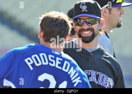 17 août 2010 - Los Angeles, Californie, États-Unis d'Amérique - 2008 Colorado Rockies coéquipiers, le voltigeur des Dodgers actuel SCOTT PODSEDNIK (21) et le joueur de premier but des Rockies TODD HELTON (17) saluent avant le match. Les Rockies du Colorado a perdu pour les Dodgers de Los Angeles par un score de 6-0 au Dodger Stadium à Los Angeles, Californie. Crédit obligatoire : Andrew Fielding / Banque D'Images