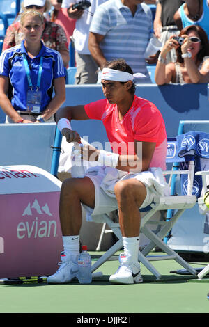 18 août 2010 - Cincinnati, Ohio, États-Unis d'Amérique - ATP Cincinnati, est et ouest du Groupe Financier .maîtres mondes #  1 joueur Rafael Nadal (ESP) terminé ses préparatifs d'avant-match méticuleux., avant son premier match contre Taylor Dent (USA). Nadal bat l'Américain (6-2, 7-5) (Crédit Image : © Roland Pintilie/global/ZUMApress.com) Southcreek Banque D'Images