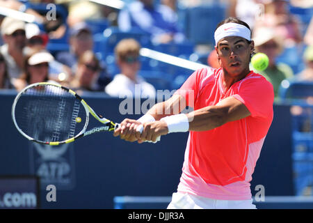 18 août 2010 - Cincinnati, Ohio, États-Unis d'Amérique - ATP Cincinnati, est et ouest du Groupe Financier .maîtres mondes #  1 joueur Rafael Nadal (ESP) de retourner servir lors de son premier match contre Taylor Dent (USA). Nadal bat l'Américain (6-2, 7-5) (Crédit Image : © Roland Pintilie/global/ZUMApress.com) Southcreek Banque D'Images