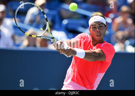 18 août 2010 - Cincinnati, Ohio, États-Unis d'Amérique - ATP Cincinnati, est et ouest du Groupe Financier .maîtres mondes #  1 joueur Rafael Nadal (ESP) la prestation d'un revers au cours de son premier match contre Taylor Dent (USA). Nadal bat l'Américain (6-2, 7-5) (Crédit Image : © Roland Pintilie/global/ZUMApress.com) Southcreek Banque D'Images