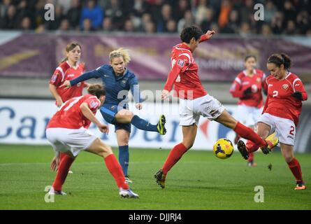 MM Arena Stade Le Mans, France. 28 nov., 2013. Womens qualification Coupe du monde de football. La France contre la Bulgarie. But est marqué pour la France par Eugénie Le Sommer (fra) : Action de Crédit Plus Sport/Alamy Live News Banque D'Images