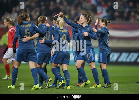 MM Arena Stade Le Mans, France. 28 nov., 2013. Womens qualification Coupe du monde de football. La France contre la Bulgarie. Gaëtane Thiney (fra) célèbre son but avec coéquipiers : Action Crédit Plus Sport/Alamy Live News Banque D'Images