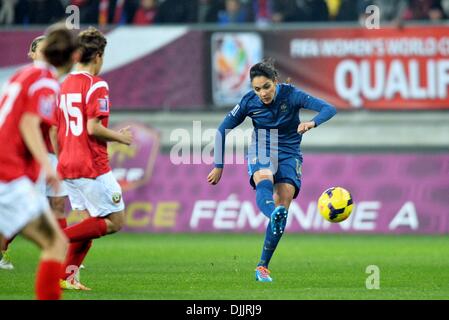 MM Arena Stade Le Mans, France. 28 nov., 2013. Womens qualification Coupe du monde de football. La France contre la Bulgarie. Louisa Necib (fra) avec le tir au but Credit : Action Plus Sport/Alamy Live News Banque D'Images