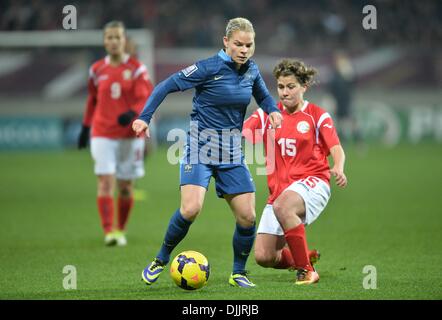 MM Arena Stade Le Mans, France. 28 nov., 2013. Womens qualification Coupe du monde de football. La France contre la Bulgarie. Eugénie le Sommer (fra) - Lidiya Nacheva (BUL) Credit : Action Plus Sport/Alamy Live News Banque D'Images