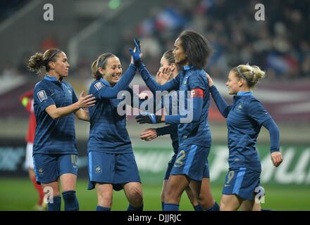 MM Arena Stade Le Mans, France. 28 nov., 2013. Womens qualification Coupe du monde de football. La France contre la Bulgarie. Wendie Renard (fra) et Sabrina Delannoy (fra) célébrer un autre objectif : l'action de Crédit Plus Sport/Alamy Live News Banque D'Images