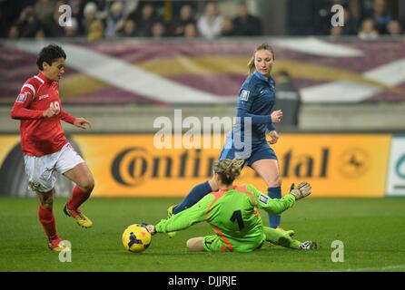 MM Arena Stade Le Mans, France. 28 nov., 2013. Womens qualification Coupe du monde de football. La France contre la Bulgarie. Gaëtane Thiney (fra) plongées à enregistrer aux pieds de Matarova Stanimira (BUL) Credit : Action Plus Sport/Alamy Live News Banque D'Images