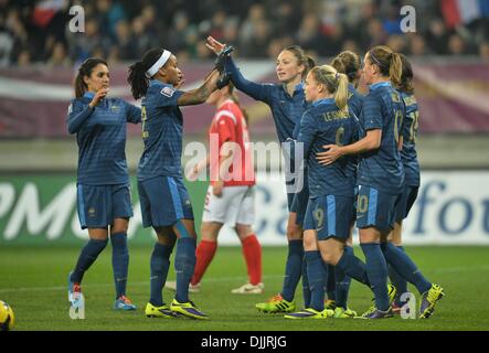 MM Arena Stade Le Mans, France. 28 nov., 2013. Womens qualification Coupe du monde de football. La France contre la Bulgarie. Elodie Thomis (fra) - Gaëtane Thiney (fra) : Action de Crédit Plus Sport/Alamy Live News Banque D'Images