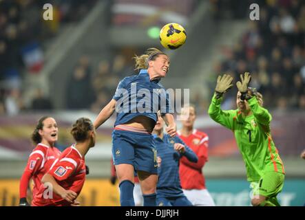 MM Arena Stade Le Mans, France. 28 nov., 2013. Womens qualification Coupe du monde de football. La France contre la Bulgarie. Camille Abily (fra) - Stanimira Matarova (BUL) Credit : Action Plus Sport/Alamy Live News Banque D'Images