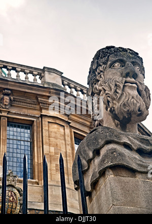 L'un des bustes des chefs de l'empereur à l'extérieur du Sheldonian Theatre d'Oxford Banque D'Images