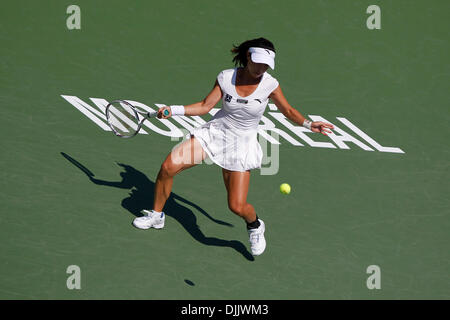 20 août 2010 - Montréal, Québec, Canada - Jie ZHENG de Chine en action de jeu dans son match contre Svetlana Kuznetsova ensemencées onzième de la Russie durant la Coupe Rogers de tennis au Stade Uniprix à Montréal, Canada. KUZNETSOVA bat ZHENG en 2 jeux à l'avance pour les demi-finales..Crédit obligatoire : Philippe Champoux / Southcreek Global (Image Credit : © Philippe Champoux/Southcreek Banque D'Images